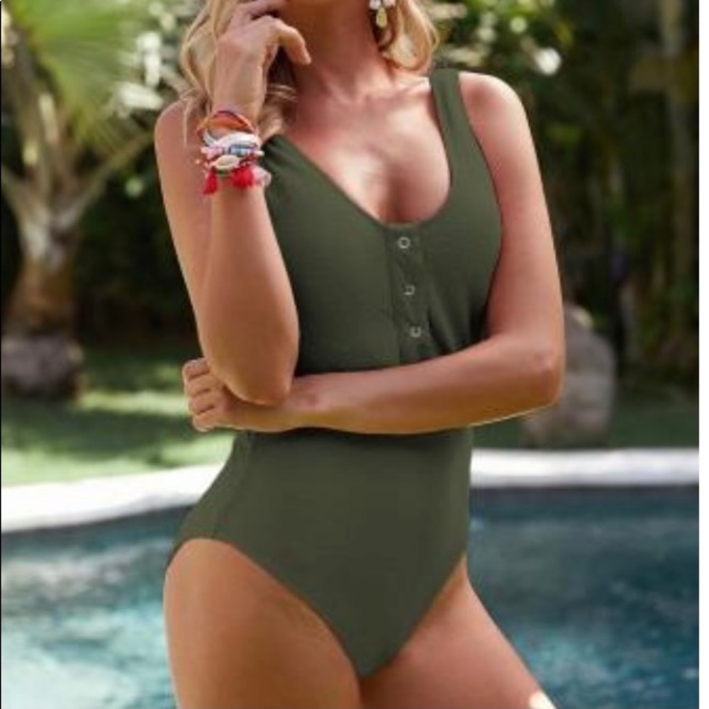 Green scoop neck buttoned decor swimsuit